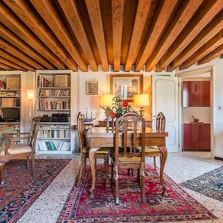 Emo Palace Grand Canal By Lionhost Apartament