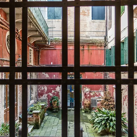 Emo Palace Grand Canal By Lionhost דירה