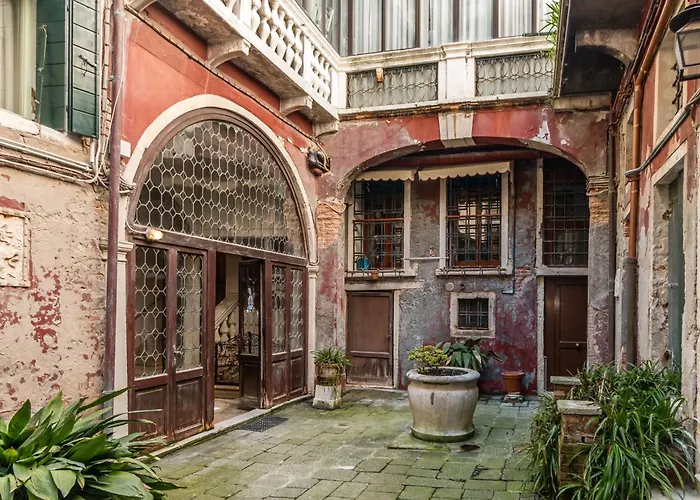 Apartment Emo Palace Grand Canal By Lionhost *