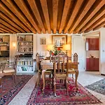 Emo Palace Grand Canal By Lionhost Appartement