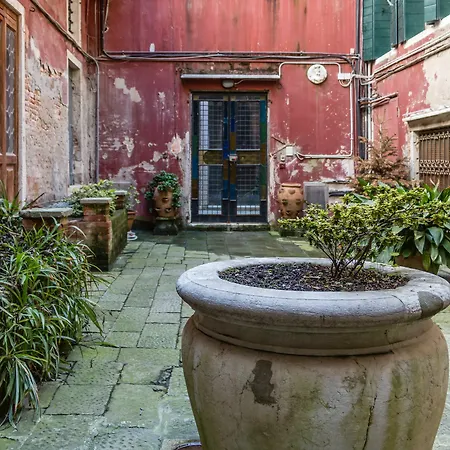 Emo Palace Grand Canal By Lionhost Apartman